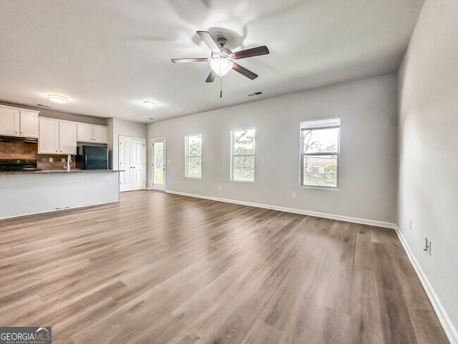 Building Photo - 196 Daisy Cir