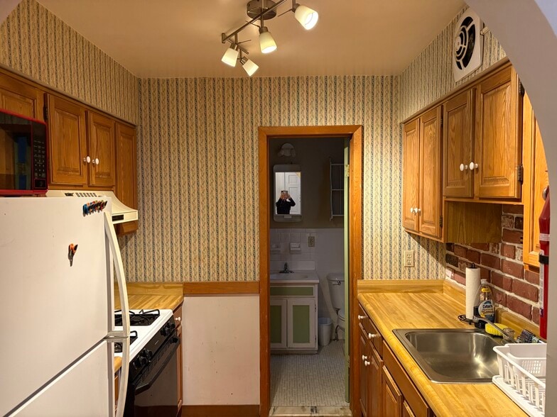 Galley kitchen - 24 Front St