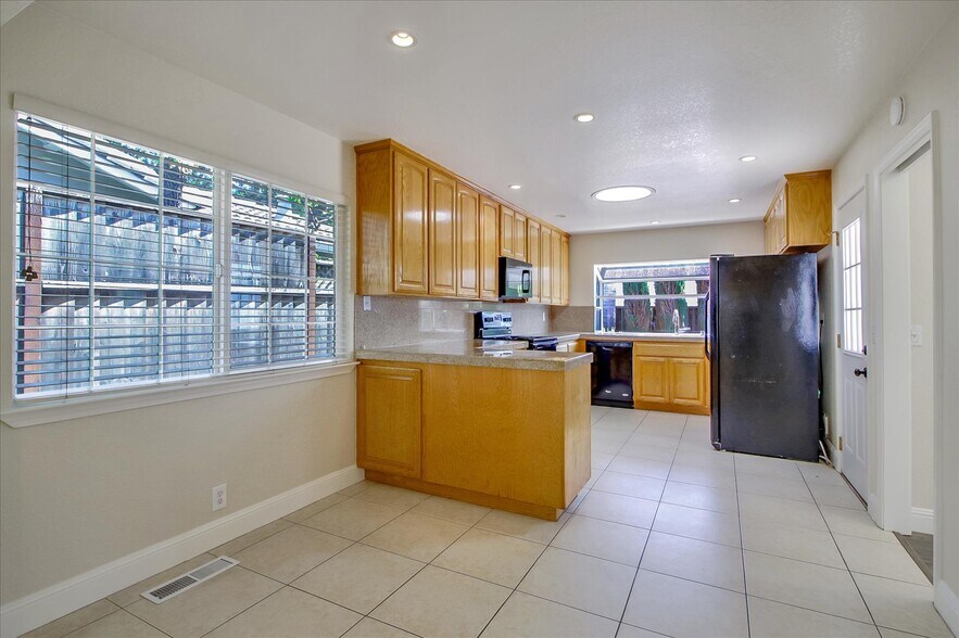 Building Photo - 6738 Tannahill Dr