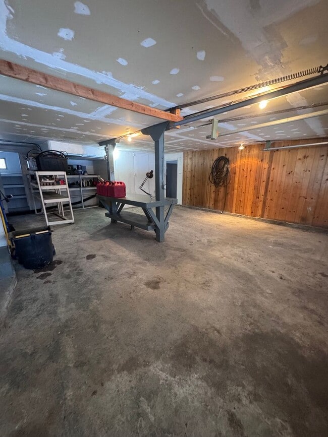 Building Photo - Beautiful 2 Bedroom, 1 Bath, 3 Car Garage ...