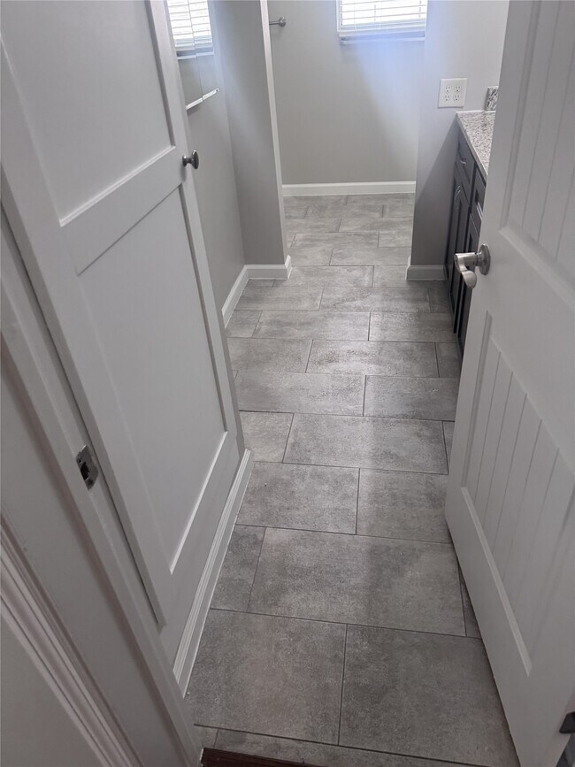 Building Photo - 730 E 8th St