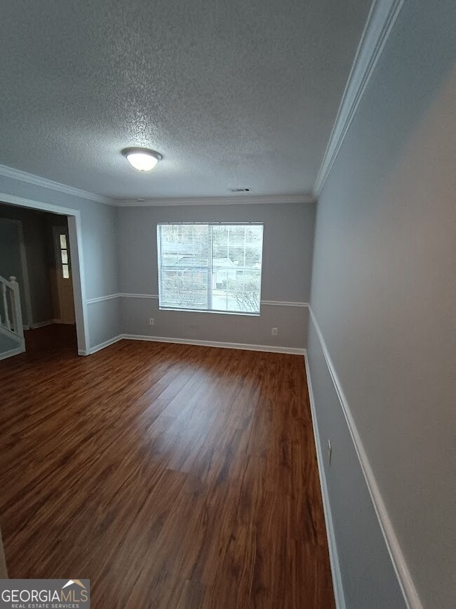 Building Photo - 7355 Drake Ave