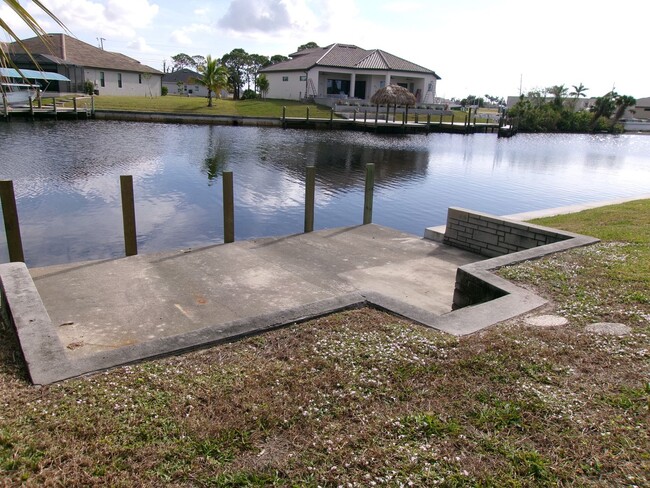 Building Photo - NW Spacious 3/2/2 on Saltwater Canal-Fish ...