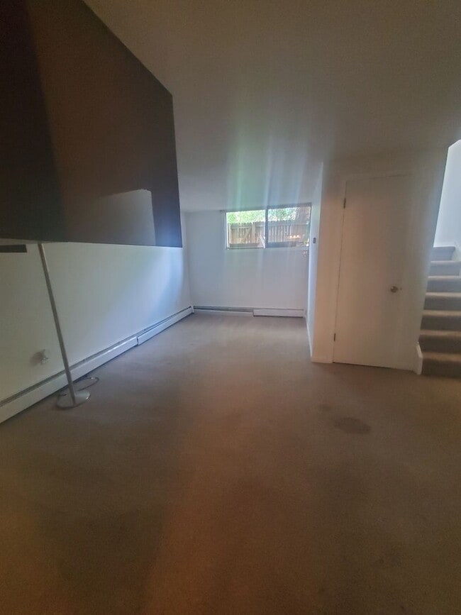 Building Photo - Large and Spacious One Bedroom Available i...