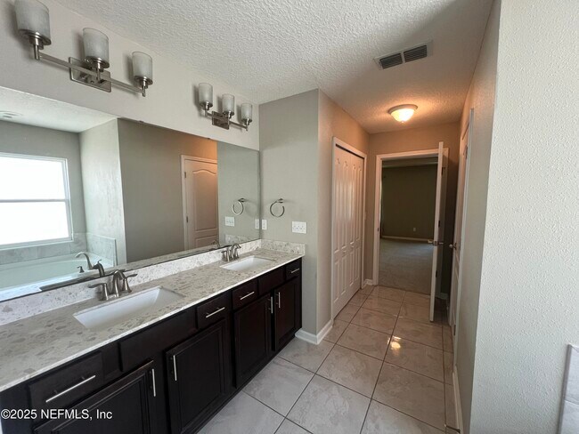 Building Photo - 2618 Salt Lake Dr