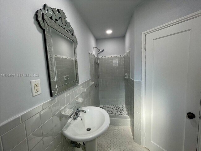 Building Photo - 1650 SW 21st St