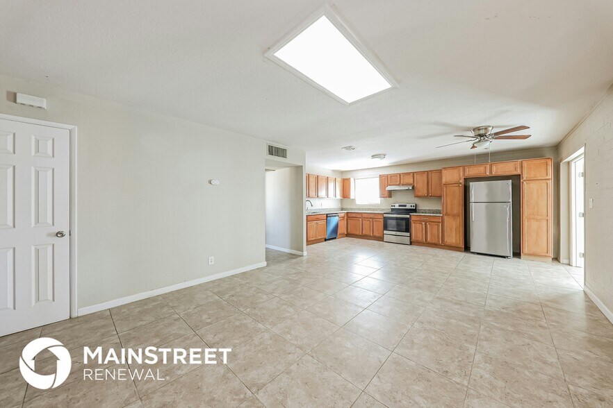 Building Photo - 4023 W Townley Ave