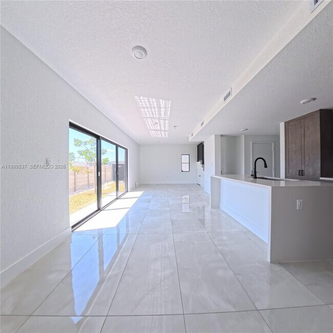 Building Photo - 1374 NW 1st St