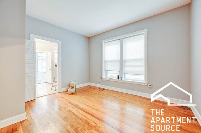 Building Photo - 907 W Belmont Ave