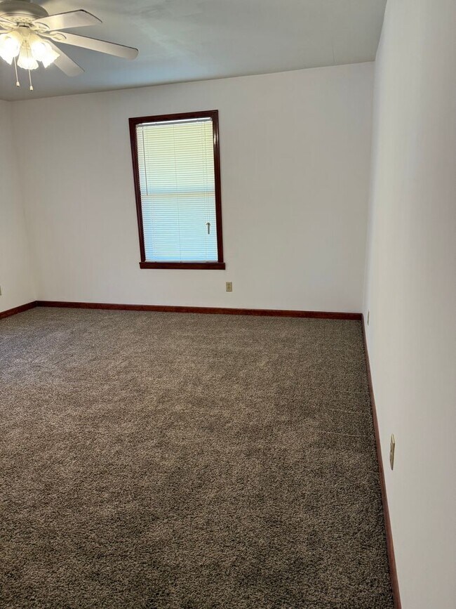 Building Photo - 3 Bedroom 3 Bath on an 1 Acre Landlord doe...