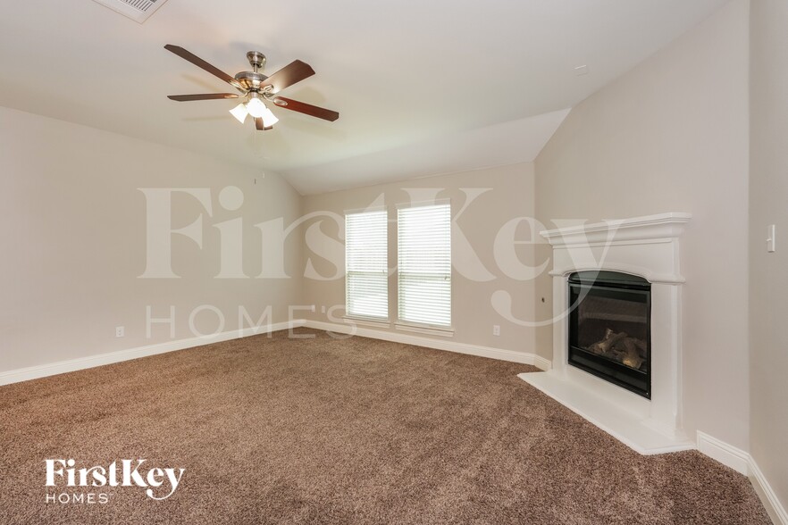 Building Photo - 4413 Lakeview Dr