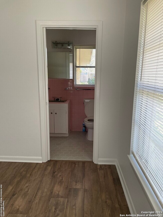 Building Photo - 600 Antler Dr