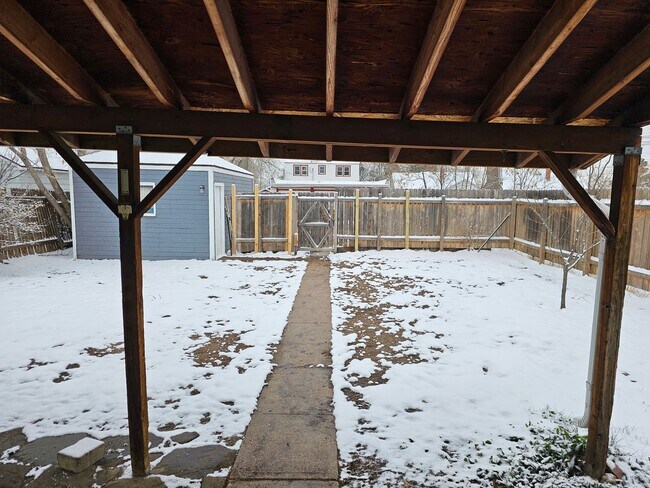 Building Photo - 915 W 28th St