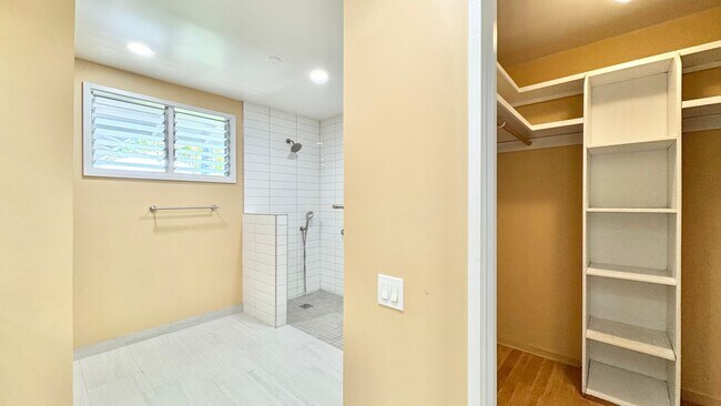 Building Photo - RARELY AVAILABLE 3 BEDROOM NEAR BEACH