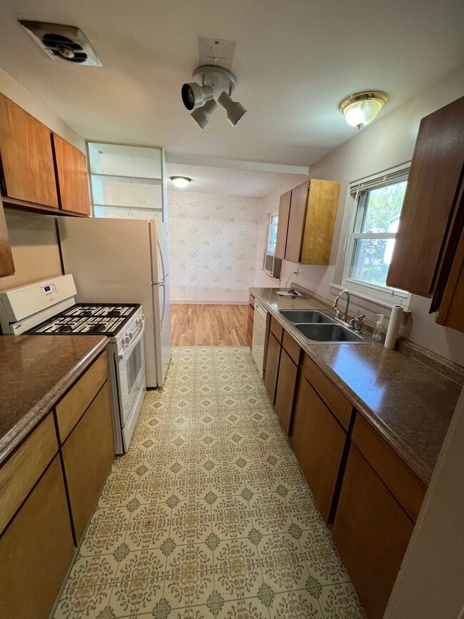 Building Photo - 3 Bed 2 Bath House with Attached 2 Car Garage & Trailer Parking