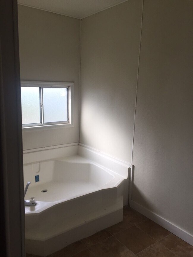 Building Photo - 1616 Cornelius Ave