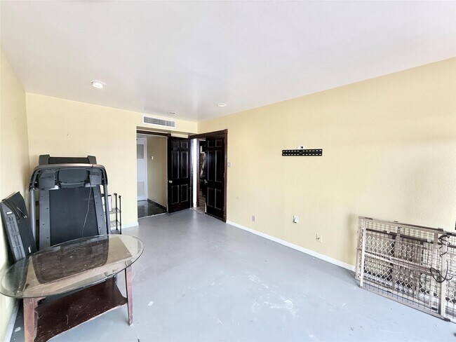 Building Photo - 2016 Main St