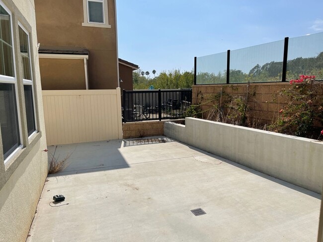 Building Photo - Large 5 Bed / 3 Bath Standalone unit in Lo...