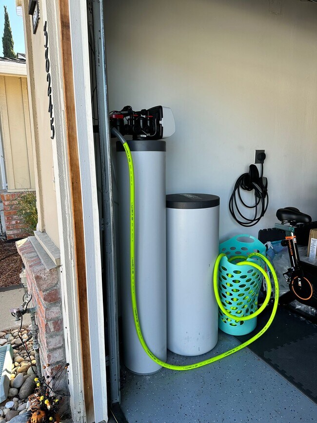 Building Photo - 38245 Parkmont Dr