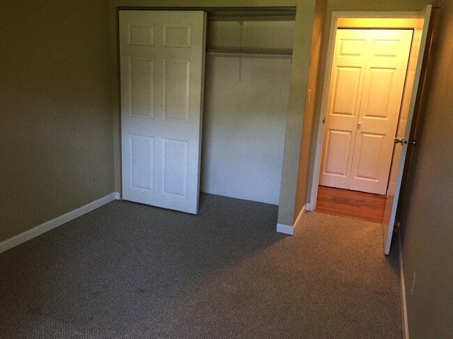 Building Photo - 501 Golden Cir