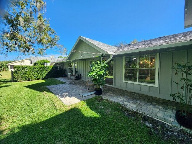 Building Photo - Gorgeous Hidden Lakes 3/2/2 Home