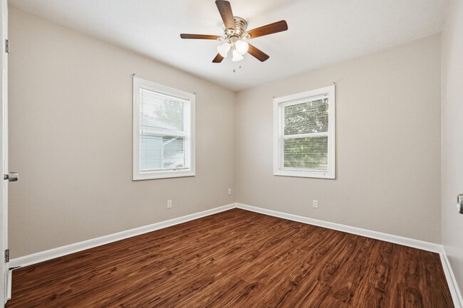 Building Photo - 358 Coral Dr SW