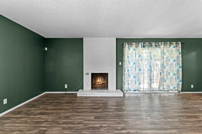 Building Photo - 9011 Quail Valley Dr