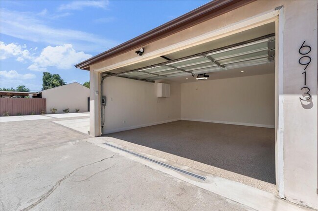 Building Photo - 6915 Encino Ave