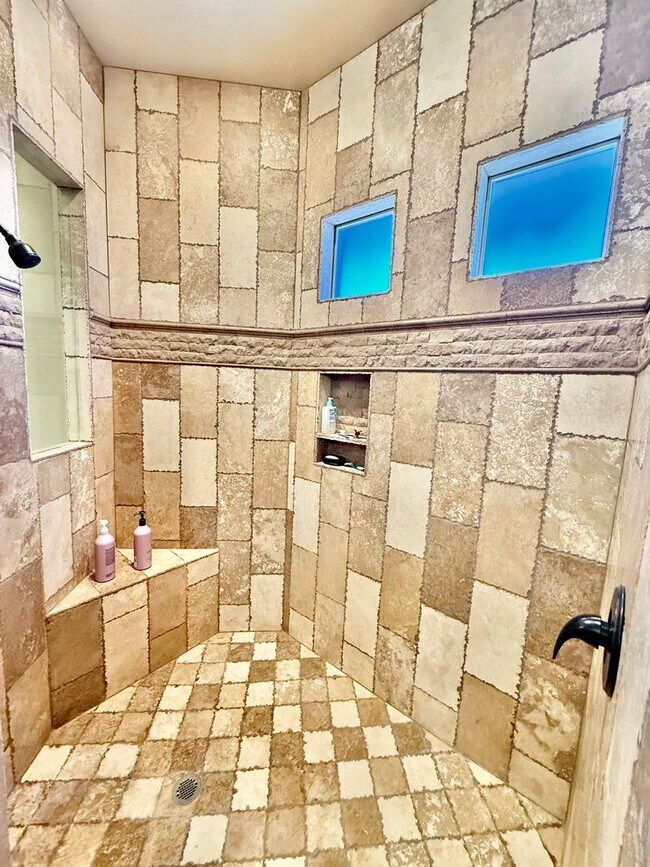 Building Photo - Beautiful Five-Bedroom Home in Tonaquint V...