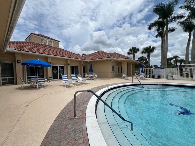 Building Photo - 557 SW New Castle Cove