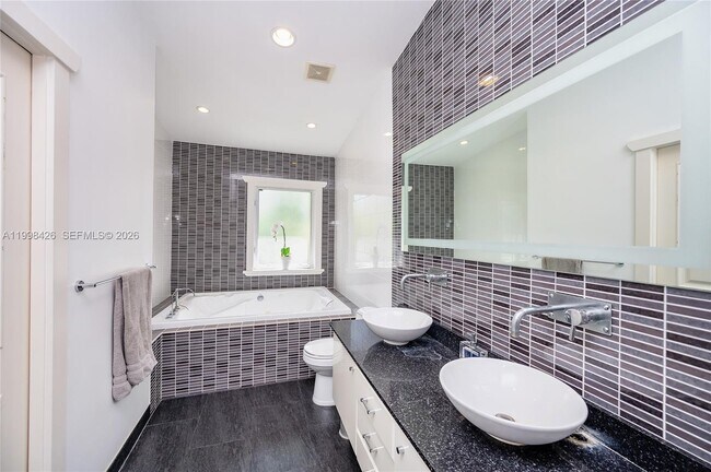 Building Photo - 1003 NE 118th St