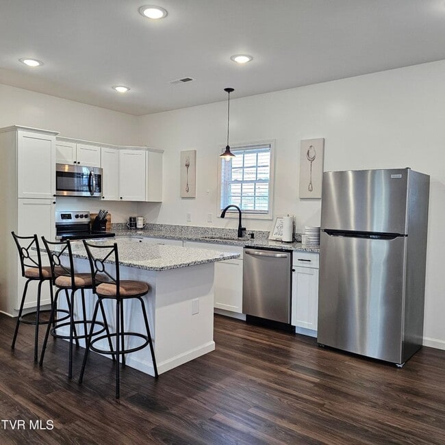 Building Photo - Modern 2-bedroom, 2 bathroom apartment convienent location