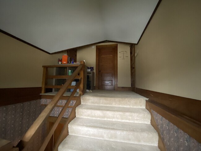 Building Photo - Spacious top floor 4 bed 1 bath by UWEC!