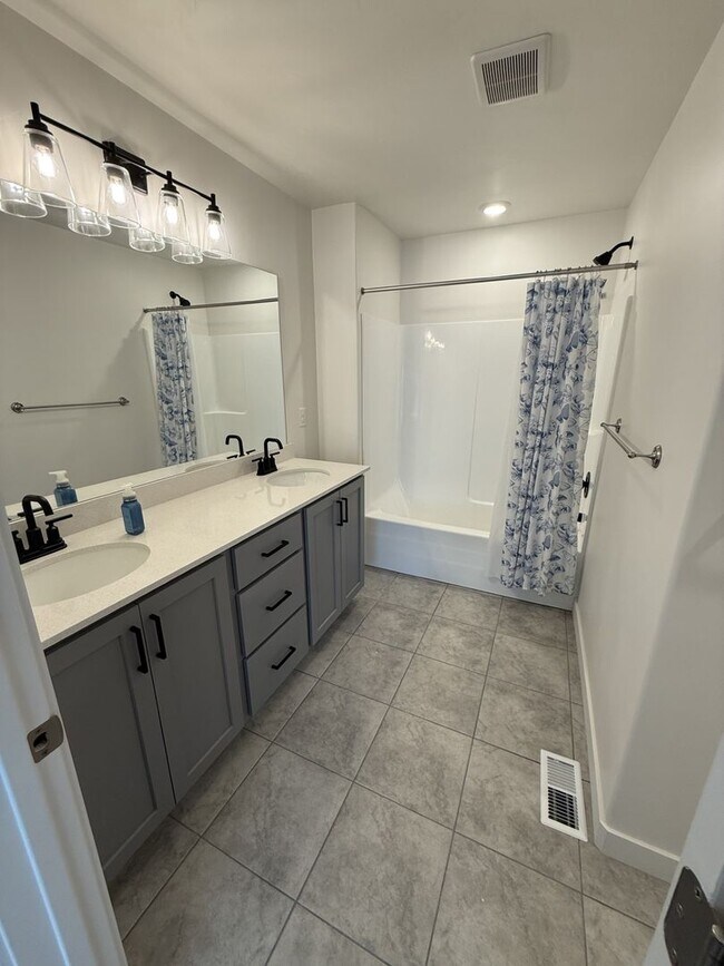 Building Photo - Beautiful Home in Spanish Fork