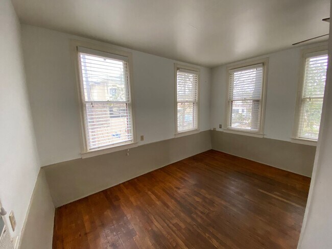 Building Photo - 300 W 37th St