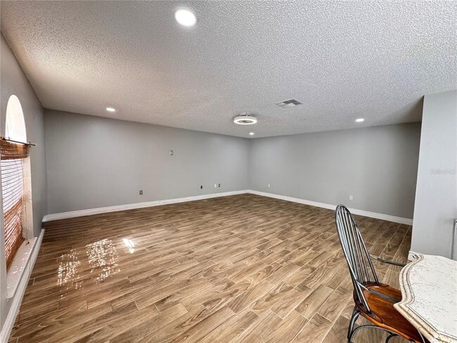 Building Photo - 2050 Corner Glen Dr