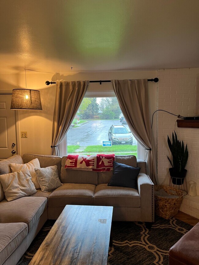 Building Photo - FULLY FURNISHED Midtown Three Bedroom Space for Rent, Great Location!