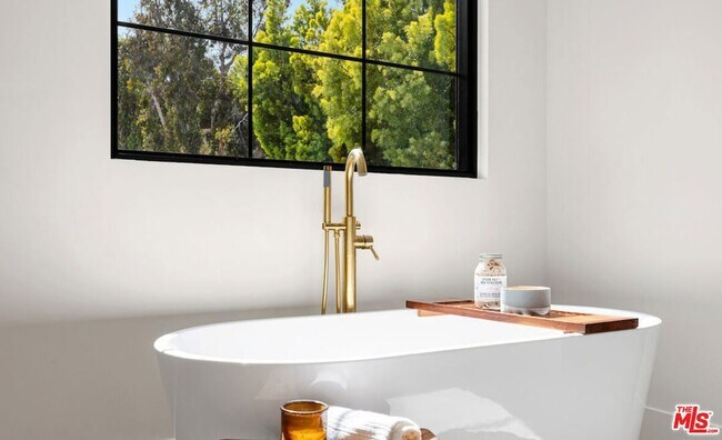 Building Photo - 2565 Patricia Ave