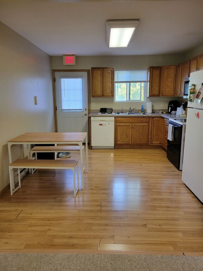 Building Photo - 5 Bedroom Duplex Unit