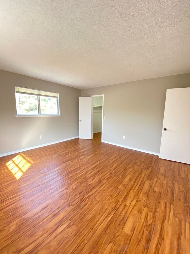 Building Photo - Spacious 1 BED 1 BATH