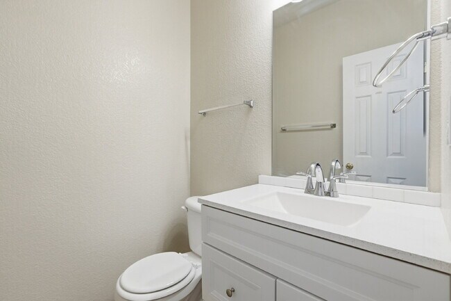 Building Photo - $2,735.95 - 3 Bed, 2.5 Bath Townhome in Aurora with In Unit Laundry!