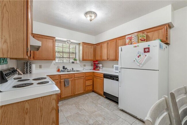 Building Photo - Available NOW!! Cute 3/2 four-plex Close t...