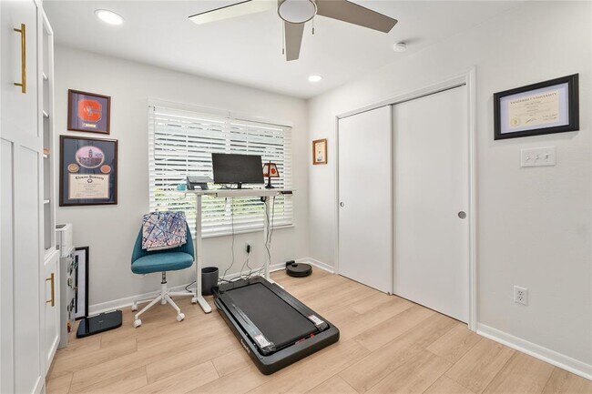 Building Photo - 2450 Ashdale Dr