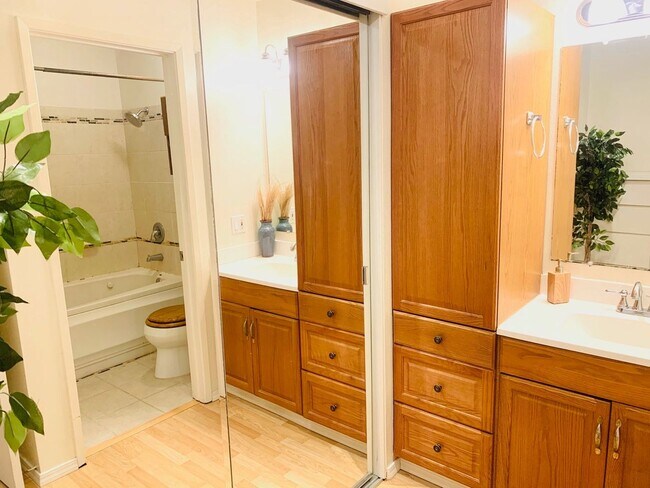 Building Photo - BEAUTIFUL CONDO! 2 MINUTE WALK TO CAMPUS!