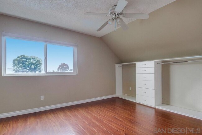 Building Photo - 5 bedroom Home with Large Private Yard