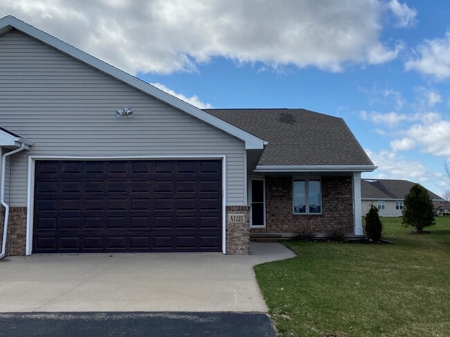 Front - 2 car garage - N1125 Craftsmen Ct