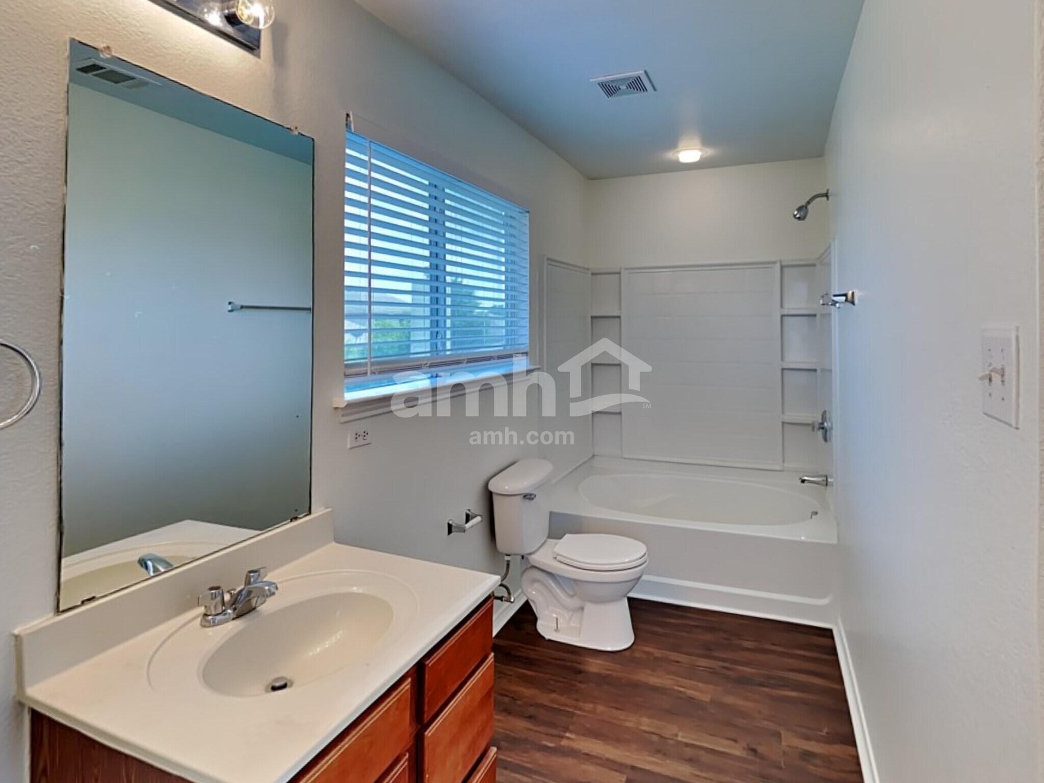 Building Photo - 2014 Kingsbridge Dr