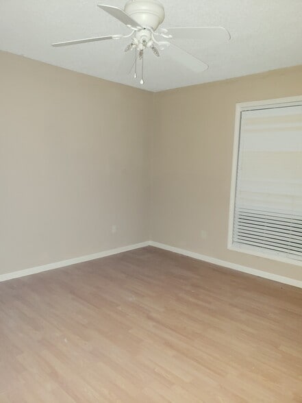 Building Photo - 8 NE 62nd Pl