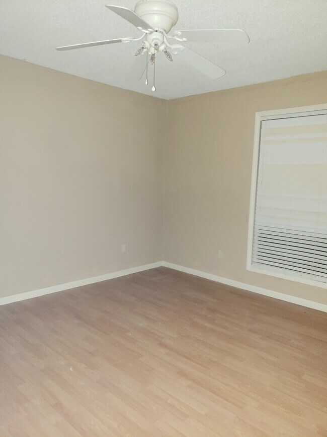 Building Photo - 8 NE 62nd Pl