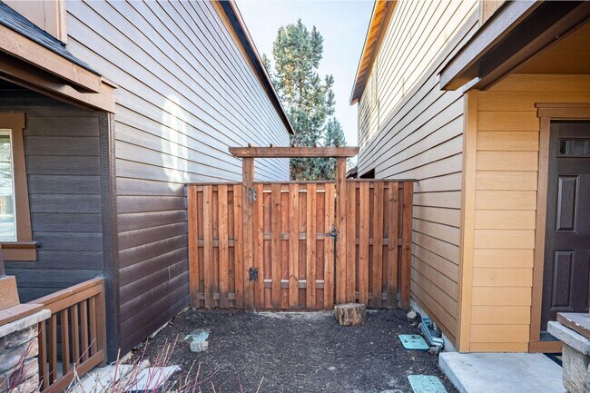 Building Photo - 20487 Brentwood Ave